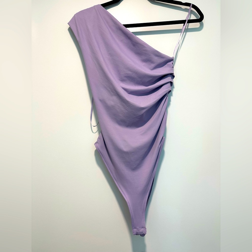 SHAPING ASYMMETRIC BODYSUIT